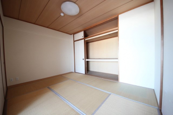 南側和室、大容量収納付き