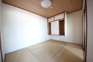北側和室、上部収納付き