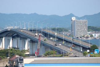 望遠レンズなら琵琶湖を通る車も判別できます