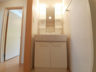 明るい洗面所です