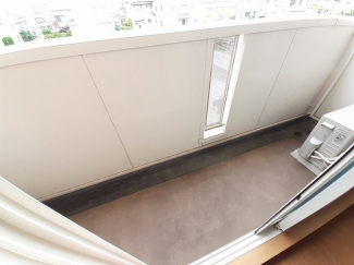 外からの目が気にならないバルコニーで洗濯物が干せます