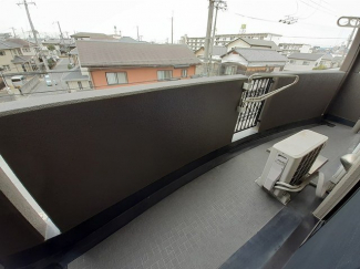 開放的で明るい空間を演出してくれるバルコニーです