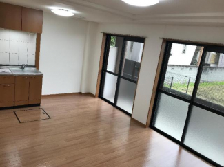 ２つの掃出し窓で開放感あります