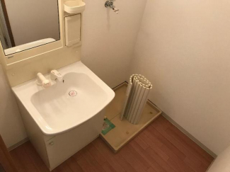カゴなども置きやすい広い洗面所