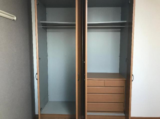 天井までの高さがある収納　引出し付
