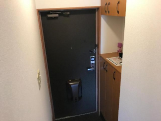 上下にしまえるカウンター下駄箱