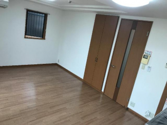 角部屋なので出窓もあります