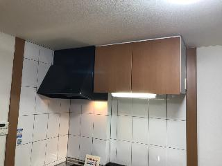 吊り戸付きで食器関係もしまえます