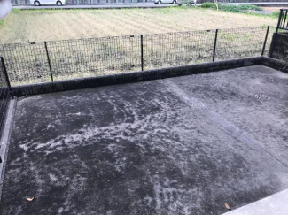 広々したアスファルトの専用庭