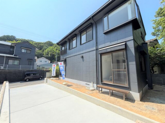 【リフォーム完了】前面道路の道幅は約６ｍあるので、駐車も楽々