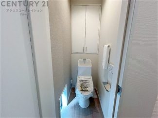 温水洗浄便座付トイレは温水洗浄機能により、暖かい水でおしりを洗浄することができ、冷たい水を使う従来の便座に比べ、温水洗浄機能で暖かいトイレを提供し、快適な使用を可能にします。
