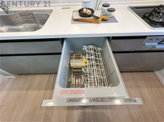 手洗いに比べて時間や労力を節約できることです。また、高温のお湯で洗浄されるため、雑菌や細菌を殺菌する効果もあります。さらに、乾燥機能があるため、手で拭く手間も省け衛生的に保管できます。
