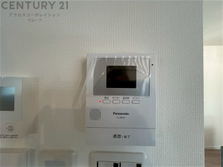 訪問者が来たときにテレビ画面で確認できるため、安心してドアを開けられます。録画機能があるものもあり、留守中に来訪者を記録しておくことができます。利便性が高く、セキュリティ面でも安心です

