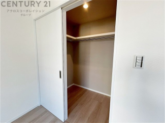 収納力が高く洋服や小物を整理しやすく、更衣室のように使え、部屋がすっきり保てます。収納の配置を自由に調整でき、換気性が良く防湿・防虫対策も可能。快適で機能的な生活空間を実現できます♪
