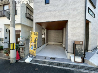 車庫付き　天井があり、雨風から愛車を守ってくれます。

