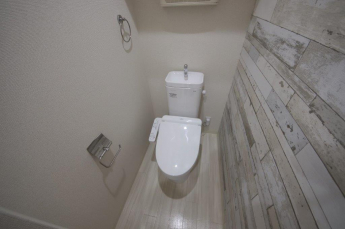 落ち着いた色調のトイレです