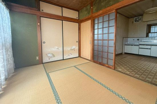 キッチン横の和室です。６畳ありますので、広々快適に過ごせます