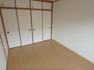 開放的な寝室です