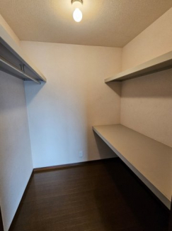 ウォークインクローゼットもあるので助かりますね