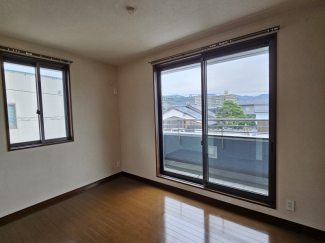 窓が2面あるので明るいですね