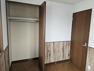 こちらのお部屋にもクローゼットがあります