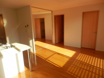 洋室の引戸を開けば広々とした空間になります