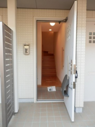 各お部屋のドアが1階にあります。玄関はダブルロックキーですよ