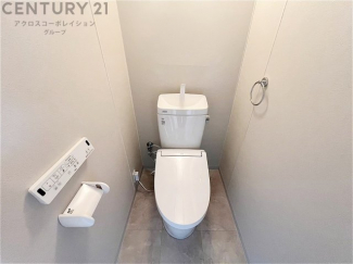 温水洗浄便座付トイレは温水洗浄機能により、暖かい水でおしりを洗浄することができ、冷たい水を使う従来の便座に比べ、温水洗浄機能で暖かいトイレを提供し、快適な使用を可能にします。
