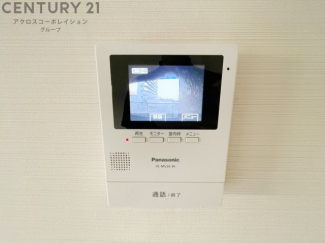 訪問者が来たときにテレビ画面で確認できるため、安心してドアを開けられます。録画機能があるものもあり、留守中に来訪者を記録しておくことができます。利便性が高く、セキュリティ面でも安心です
