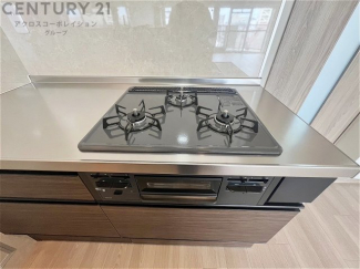 多数の調理器具を同時に使用でき、料理の効率化が可能。省エネで節約になり、様々な料理スタイルに適応できます。また、火力調整が独立しており、手入れや掃除もしやすく、今よりもっとお料理が楽しくなるかも。
