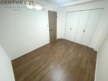 明るい色合いのフローリングとクロスを使用した洋室は家具やインテリアとも調和しやすく空間が広く感じられ開放感を生み出します。自然光を効果的に反射し、室内を明るく保つため、日中の照明使用を抑えられます。
