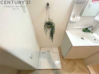 洗濯物の仕分け作業がしやすく、整理整頓が容易になります。洗濯音や湿気を他の部屋に持ち込まず、生活環境を快適に保ちます。上部を活用すれば収納スペースを確保でき洗剤や洗濯用品の整理もしやすくなります。