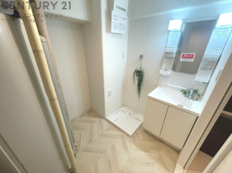 衣服の収納や脱ぎ着や整理整頓がしやすく、湿った衣類を乾燥させるスペースがありカビや臭いの発生を防ぎます。床の汚れを他の部屋に持ち込まず清潔を保つことができます。また快適な入浴環境の整備にも役立ちます。