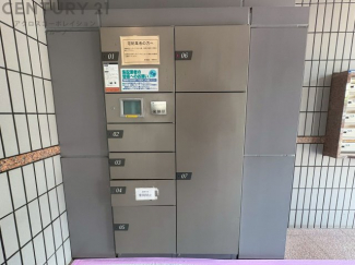 宅配ボックスは荷物の受け取りや配達が便利で安全です。不在時でも荷物が確保され、盗難や損傷のリスクが減少。受け取り時間の柔軟性が向上。外出先からでも荷物の受け取りや預けが可能となります。