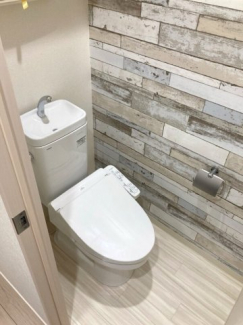 落ち着いた色調のトイレです