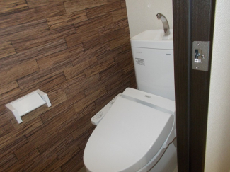落ち着いた色調のトイレです