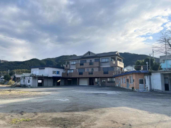 ３階建て（空家）ですが、賃貸部分は１階事務所のみです。