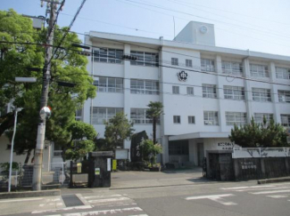 松山市立雄新中学校まで1995m