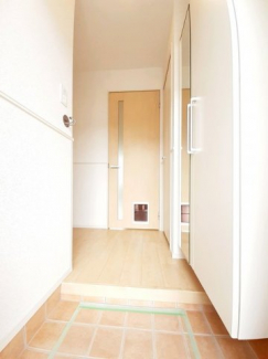 毎日通る玄関はこちらです