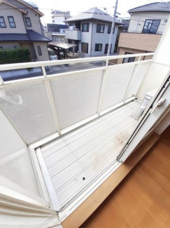 暖かな日差しのふりそそぐバルコニー