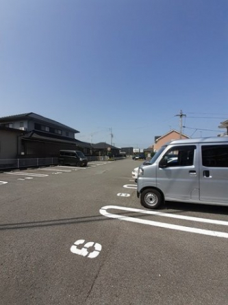 駐車場があるので、車を買う予定の方も安心です