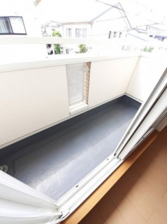 暖かな日差しのふりそそぐバルコニー