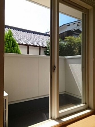 暖かな日差しのふりそそぐバルコニー
