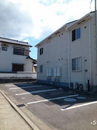 車をお持ちの方に嬉しい駐車場付きの物件です
