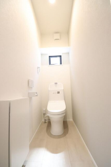 トイレは１階、２階に設置。便座はフチ無し形状でサッとひと拭き