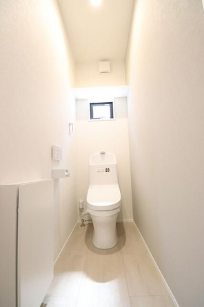 トイレは１階、２階に設置。便座はフチ無し形状でサッとひと拭き