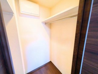 室内にはウォークインクローゼットがあり、季節の衣類や大型の荷