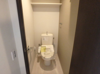 落ち着いた色調のトイレです