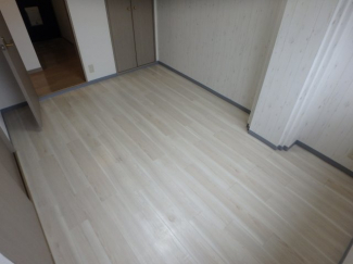 落ち着いた色調の寝室です