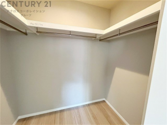 収納力が高く洋服や小物を整理しやすく、更衣室のように使え、部屋がすっきり保てます。収納の配置を自由に調整でき、換気性が良く防湿・防虫対策も可能。快適で機能的な生活空間を実現できます♪
